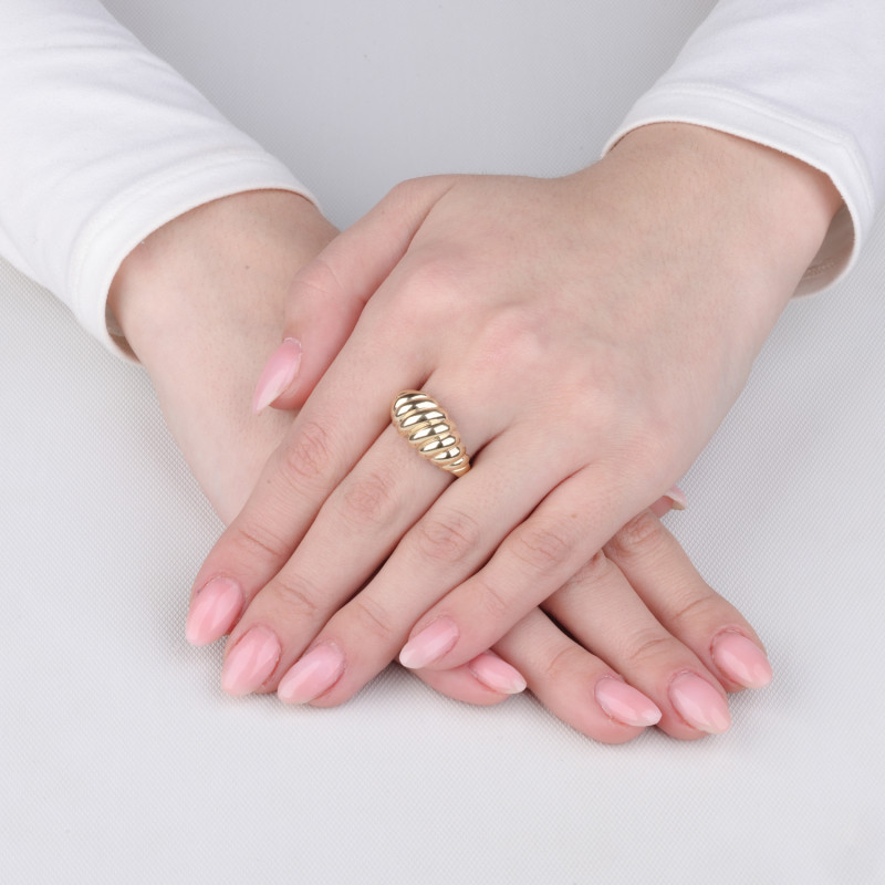 Pierścionek złoty viralowy kopułka zaprezentowany na Miss Brazil Eduarda Braum