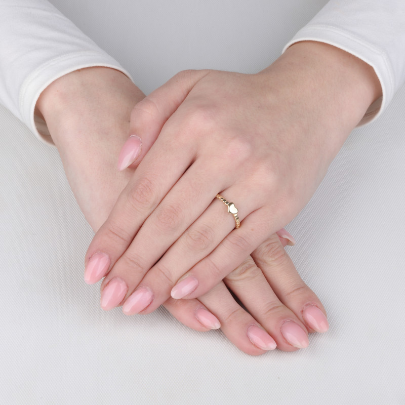 Pierścionek złoty serce na szynie z kulek bead