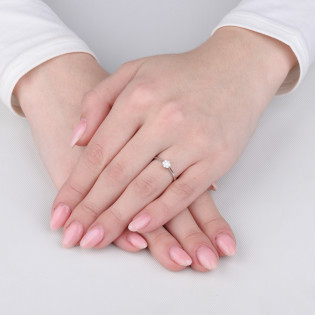 Pierścionek zaręczynowy z białego złota ANEMON z diamentami 0,11 ct