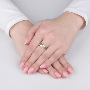 Pierścionek złoty z białą cyrkonią w dwukolorowej szynie