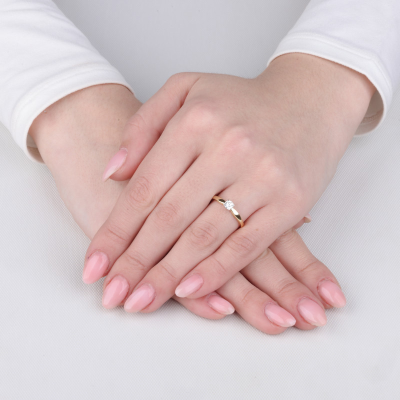 Pierścionek zaręczynowy z laboratoryjnym diamentem