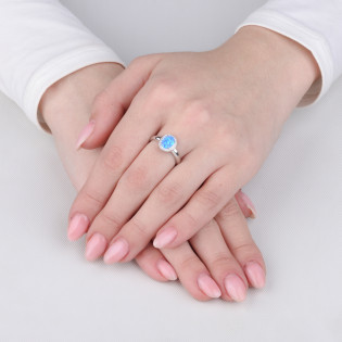 Pierścionek srebrny z niebieskim opalem i cyrkoniami