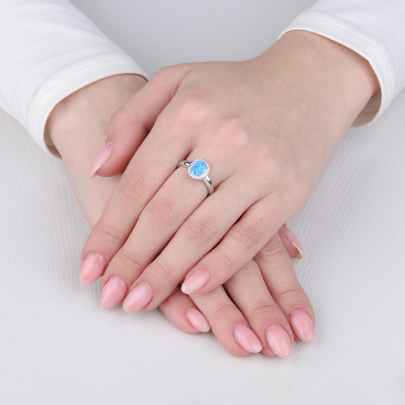 Pierścionek srebrny z niebieskim opalem i cyrkoniami