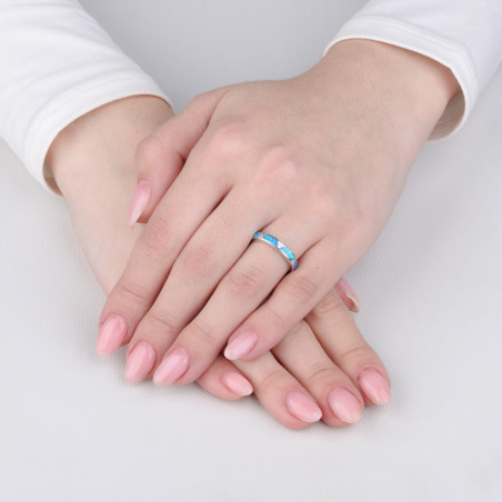 Pierścionek srebrny z niebieskim opalem i cyrkoniami