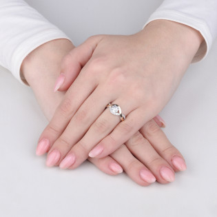 Pierścionek srebrny z białymi cyrkoniami w fali