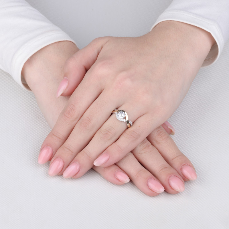 Pierścionek srebrny z białymi cyrkoniami w fali