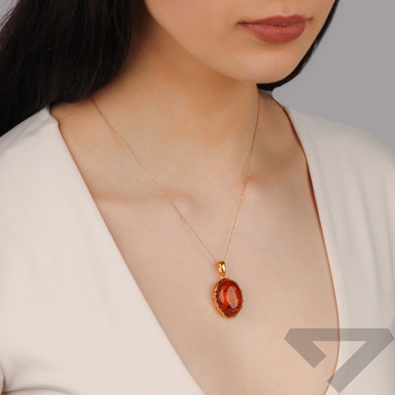 Zawieszka srerbna pozłacana bursztyn koniakowy w owalnej formie Ag 925