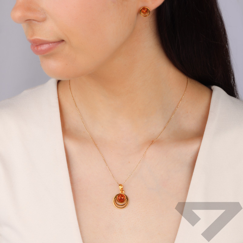 Komplet srebrny pozłacany kolczyki i zawieszka z bursztynem w okrągłej ramce próba 925