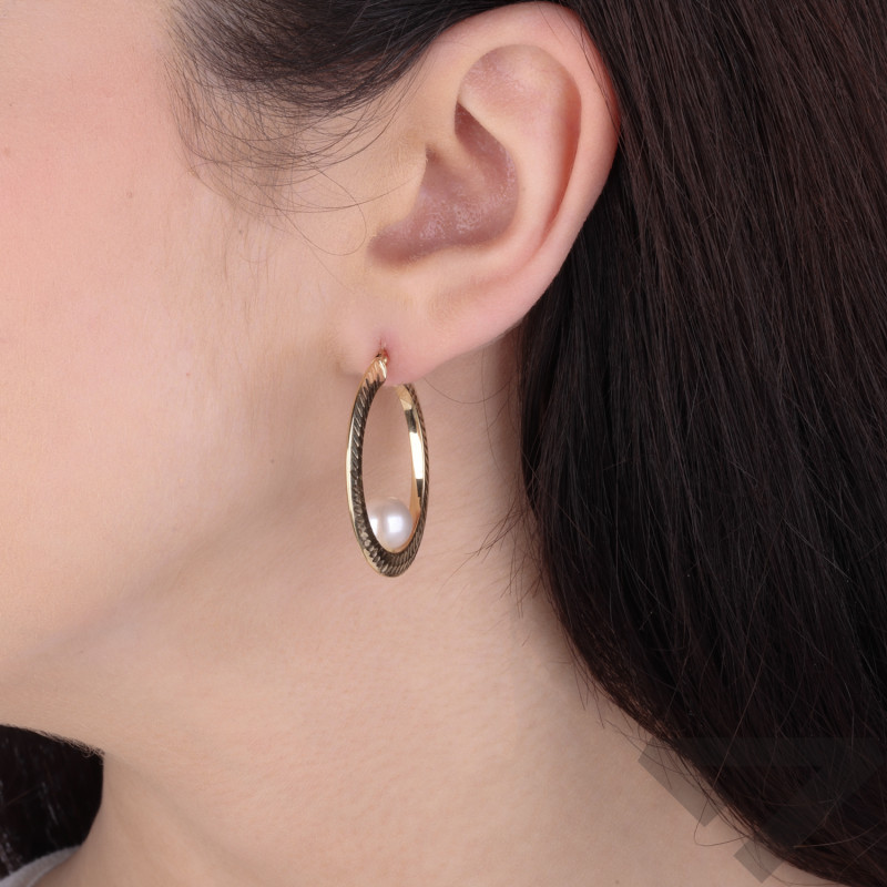 Kolczyki złote grawerowane kółka z perłą