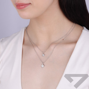 Naszyjnik srebrny z koniczynkami z białą masą perłową