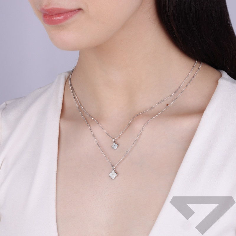 Naszyjnik srebrny z koniczynkami z białą masą perłową