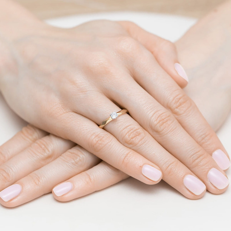 Pierścionek zaręczynowy z diamentem i taflowaną szyną