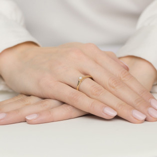 Pierścionek zaręczynowy z diamentem