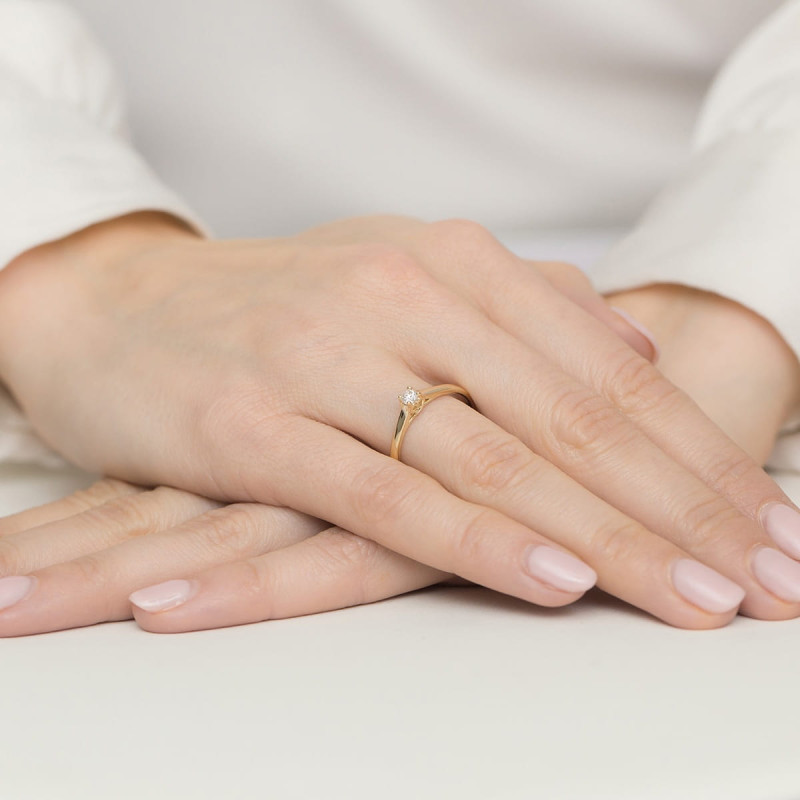 Pierścionek zaręczynowy z diamentem