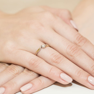 Pierścionek zaręczynowy z białym diamentem