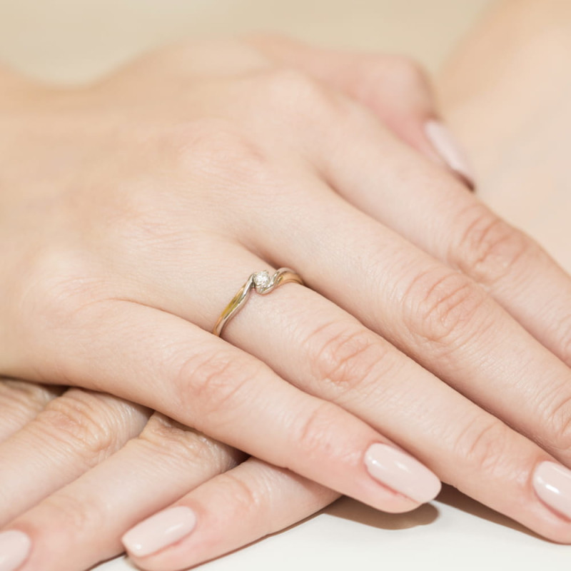 Pierścionek zaręczynowy z białym diamentem