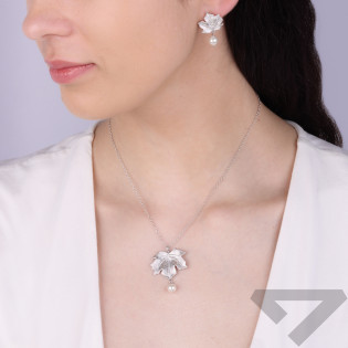 Kolczyki srebrne matowy liść klonu i perła