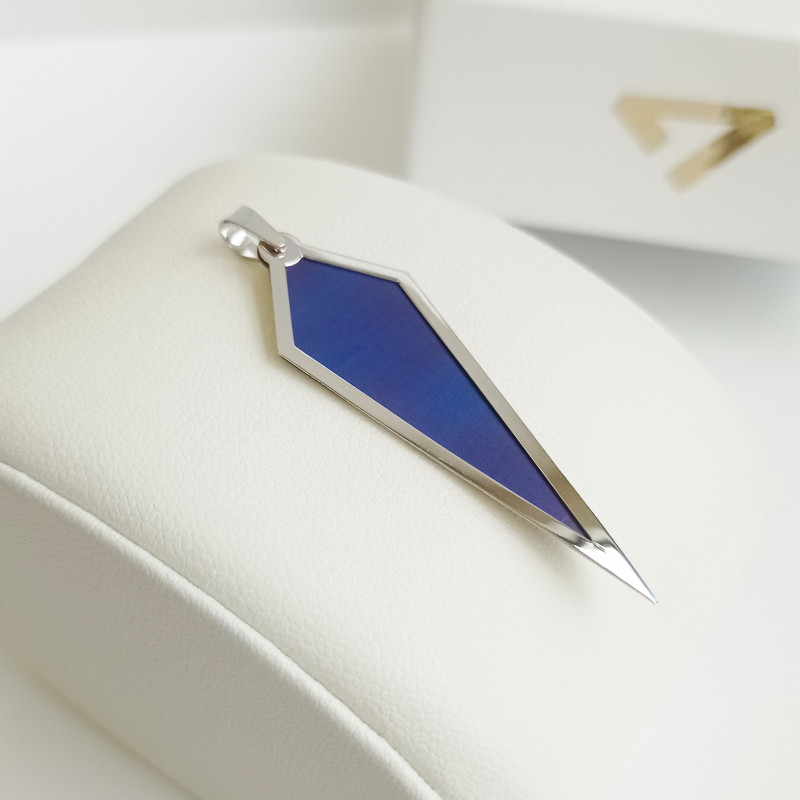 Zawieszka srebrna deltoid ramka z tytanem próba 925