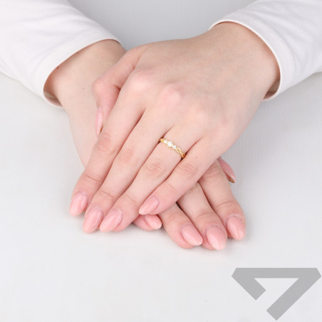 Pierścionek srebrny pozłacany z białymi cyrkoniami