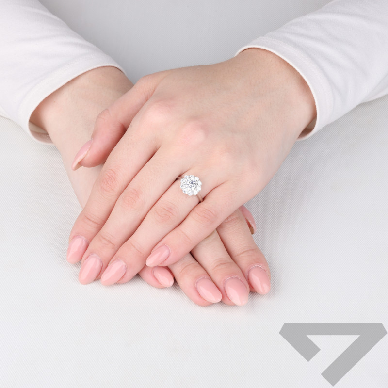 Pierścionek srebrny kwiatek z białymi cyrkoniami