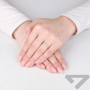 Pierścionek srebrny ścinany z białymi cyrkoniami