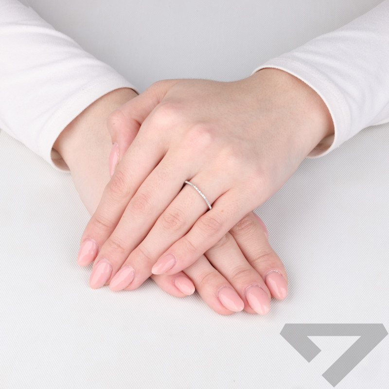 Pierścionek srebrny ścinany z białymi cyrkoniami