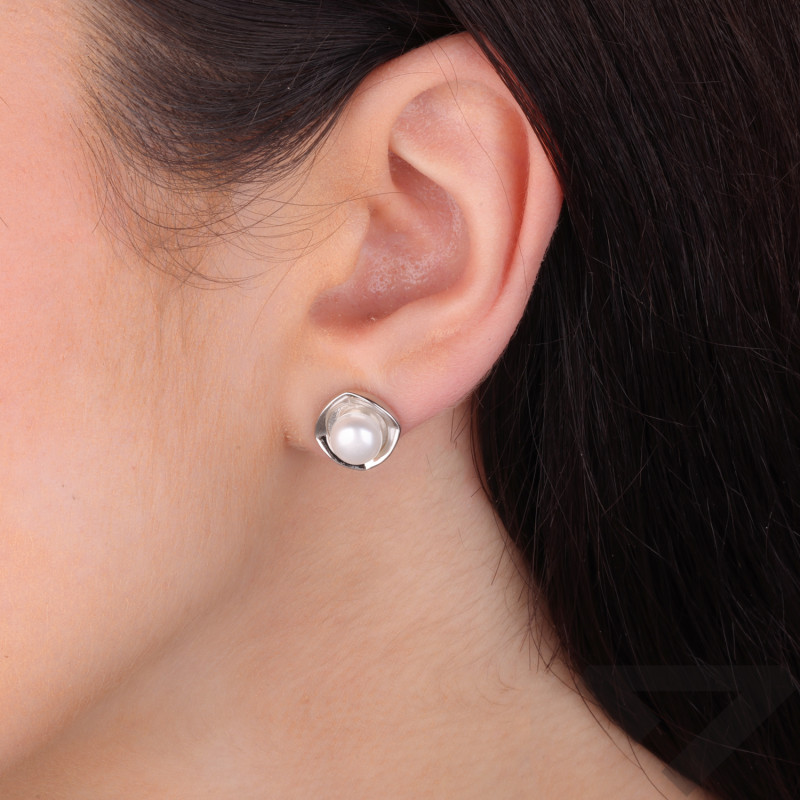 Kolczyki srebrne z białą perłą w kwadracie