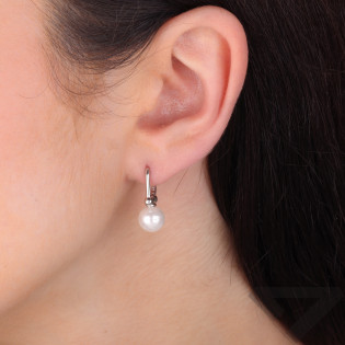 Kolczyki srebrne z białą perłą na haczyku