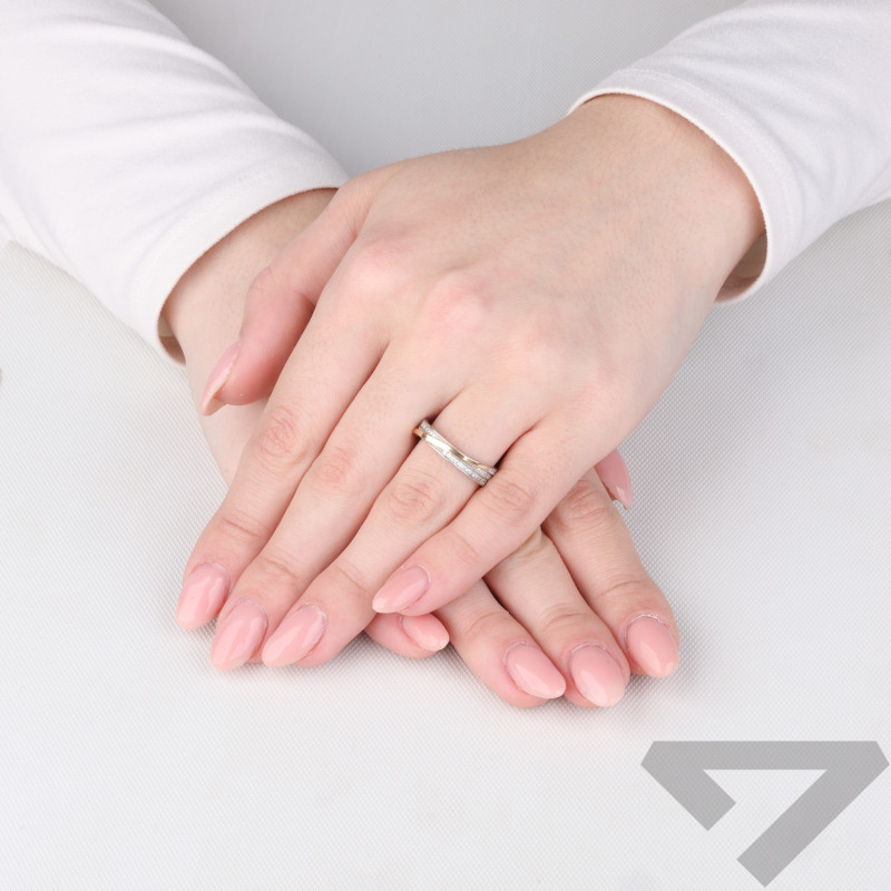 Pierścionek srebrny z białymi cyrkoniami i złotą blaszką