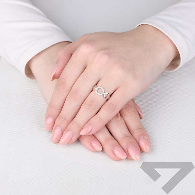 Pierścionek srebrny koła z cyrkoniami i złotą blaszką