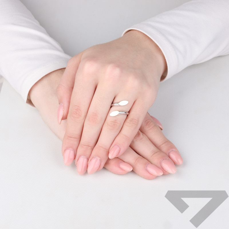 Pierścionek srebrny z łezkami ze złotych blaszek