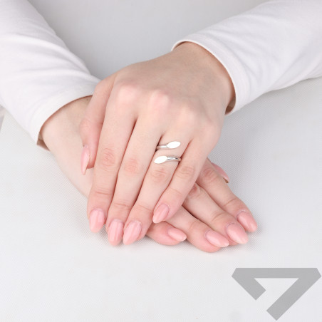 Pierścionek srebrny z łezkami ze złotych blaszek