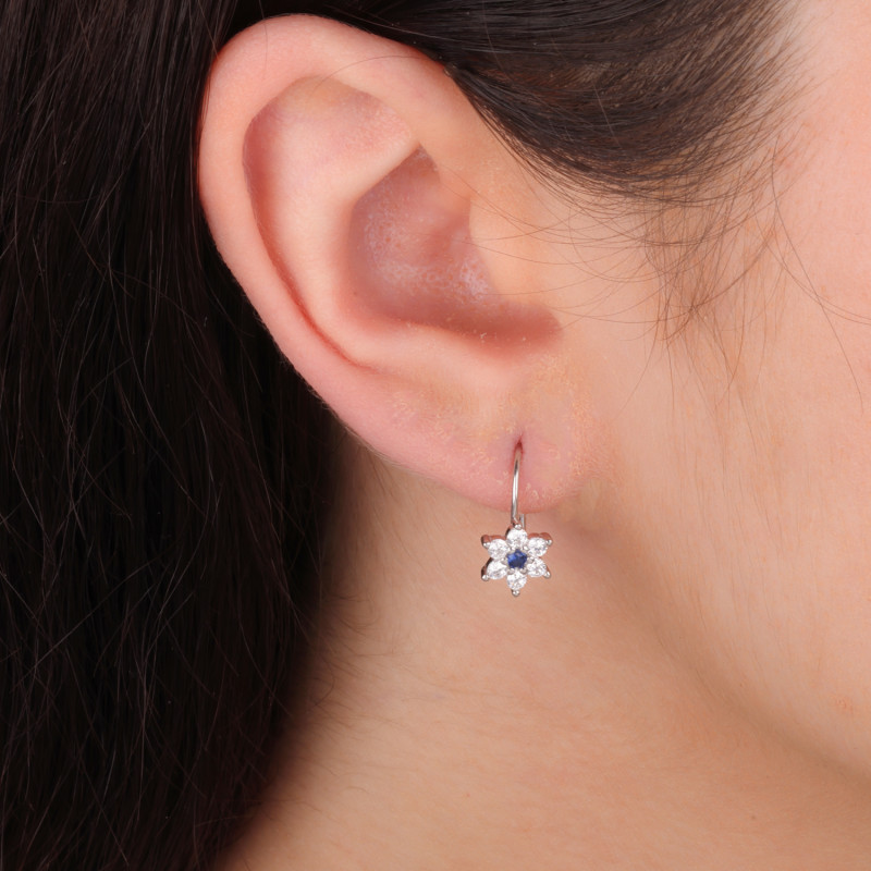 Kolczyki srebrne dla dziewczynki kwiatek z ciemno-niebieską cyrkonią