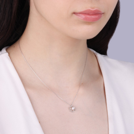 Naszyjnik srebrny z białą perłą na kwiatku