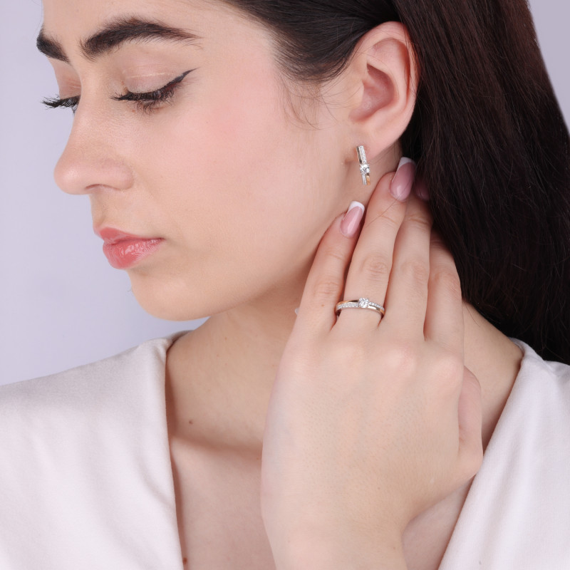 Pierścionek srebrny z białymi cyrkoniami i złotą blaszką