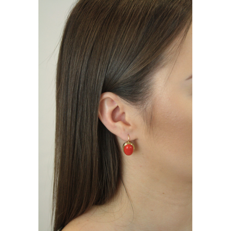 Kolczyki złote z koralem jubilerskim w gładkiej oprawie