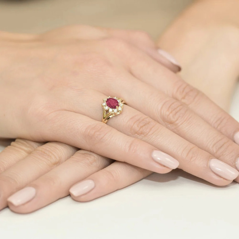 Pierścionek zaręczynowy z rubinem i diamentami owal Markiza próba 585