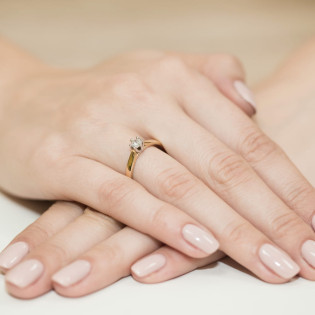 Pierścionek zaręczynowy typu SOLITER z diamentem ze złota próba 585