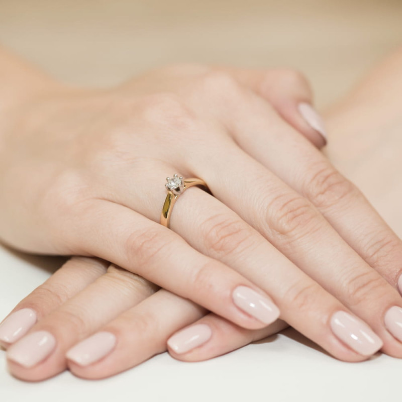 Pierścionek zaręczynowy typu Soliter ze złota próby 585