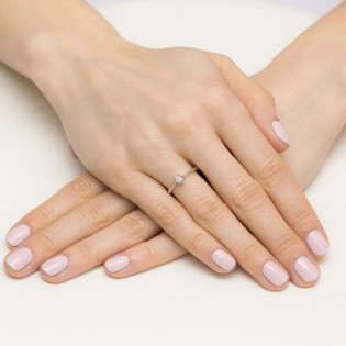 Pierścionek zaręczynowy typu Soliter ze złota próby 585