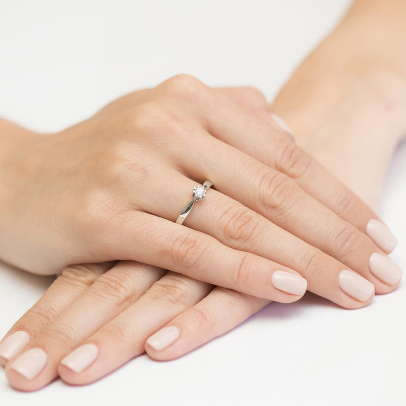 Pierścionek zaręczynowy z diamentem ROYAL z białego złota próby 585