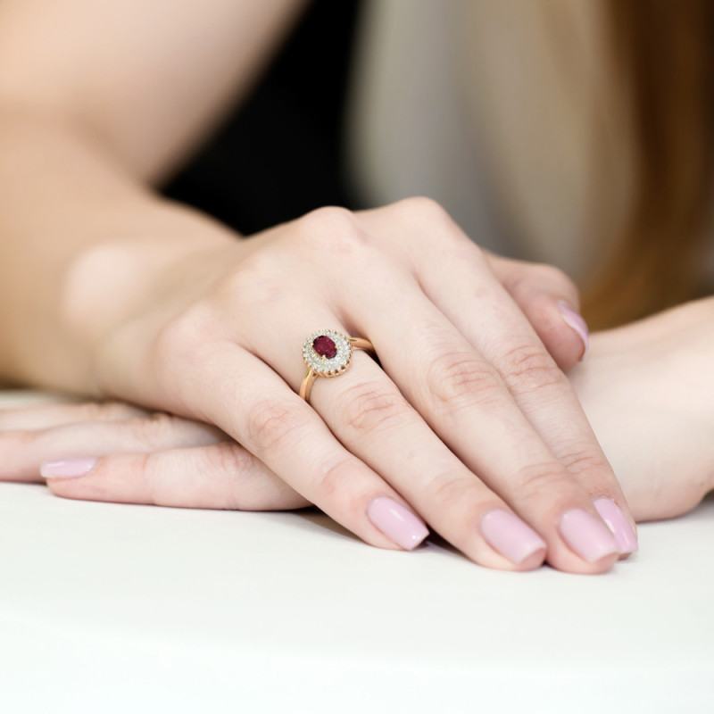 Pierścionek złoty z rubinem i diamentami BE W-303 RB owal Markiza próba 585