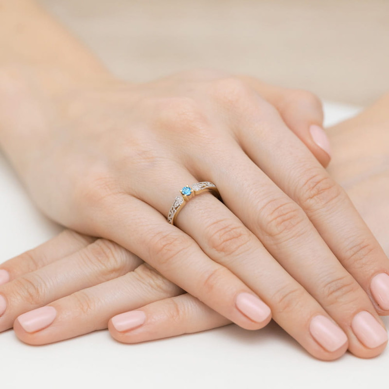 Pierścionek topaz 0,15ctbryl.0,03ct BE W-411W TOP obr.ornament Au 585 BRYL