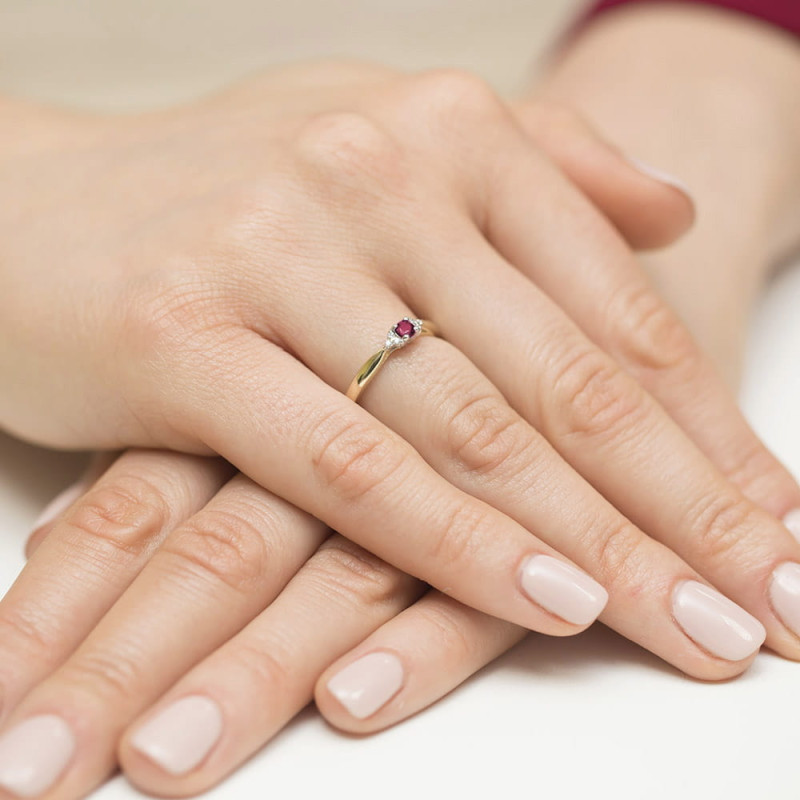 Pierścionek zaręczynowy z rubinem i diamentami próba 585