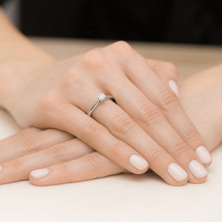 Pierścionek zaręczynowy JUBILE z diamentem białe złoto próby 585