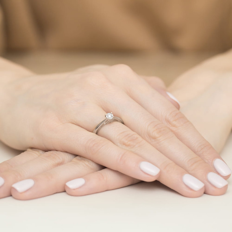 Pierścionek zaręczynowy SOLITER z diamentem białe złoto próba 585