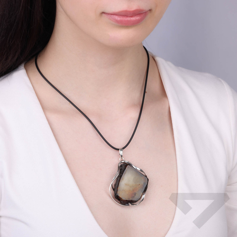 Zawieszka z bursztynem z mgłą w oprawie ze srebra