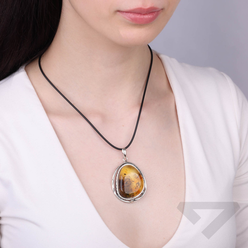 Zawieszka z bursztynem owalnym oprawiona w srebro z tłoczeniem