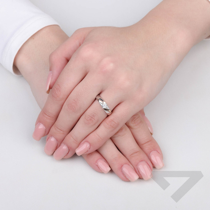 Pierścionek srebrny z białymi cyrkoniami i złotą blaszką