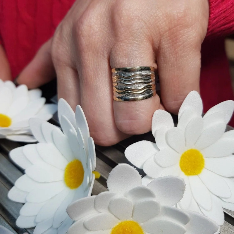 Pierścionek złoty blaszka zaprezentowany na finalistce Miss Polski 2025 Katarzynie Agejczyk